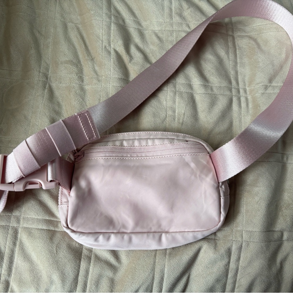 Lululemon Blush Pink Mesh Pocket Bag - Picture 3 of 8